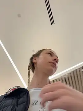 Lia  Love online show from September 2025 01:12:01 PM