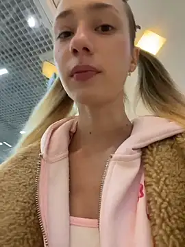 Lia  Love online show from November 2025 12:05:02 PM