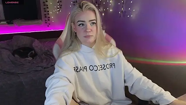 Snapshot of RedVelveten chatting on October 2025 08:29:02 PM RedVelveten online show from October 2025 08:29:02 PM