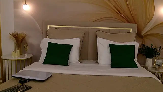 milaleoneli online show from July 2026 02:58:02 PM