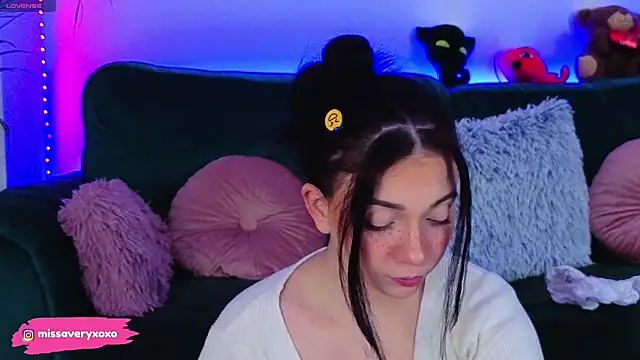 AveryWillow online show from March 2026 11:53:02 PM