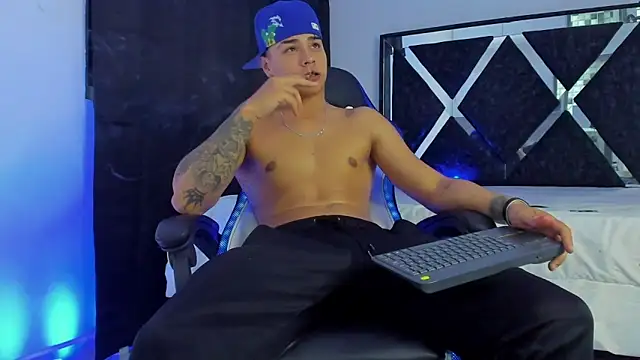 Snapshot of SantiagoReyesFtt chatting on December 2024 01:47:01 AM SantiagoReyesFtt online show from December 2024 01:47:01 AM