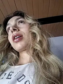 Snapshot of Karolgood3 chatting on December 2024 03:27:02 AM Karolgood3 online show from December 2024 03:27:02 AM