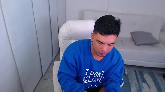 Snapshot of estebandelouis chatting on February 2025 03:20:02 PM estebandelouis online show from February 2025 03:20:02 PM