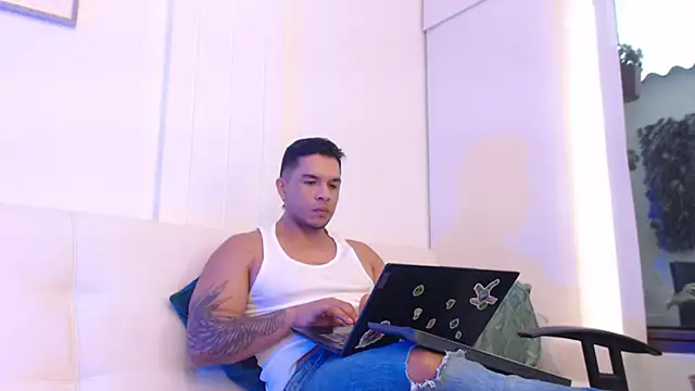 Snapshot of estebandelouis chatting on March 2025 02:34:02 PM estebandelouis online show from March 2025 02:34:02 PM