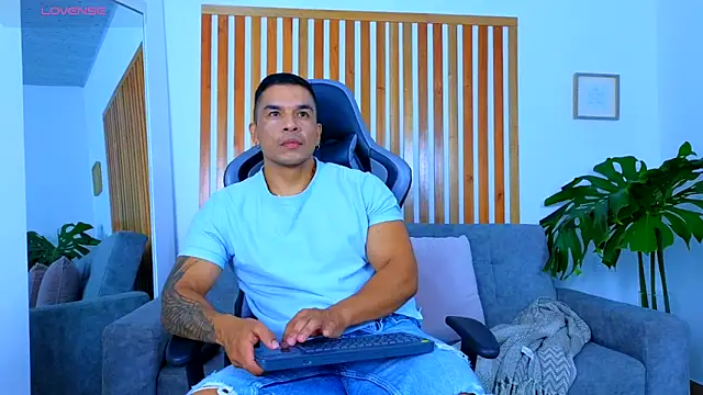 Snapshot of estebandelouis chatting on May 2026 01:22:02 AM estebandelouis online show from May 2026 01:22:02 AM