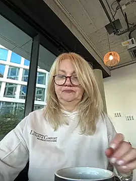 Blond Woman online show from March 2025 01:42:02 PM