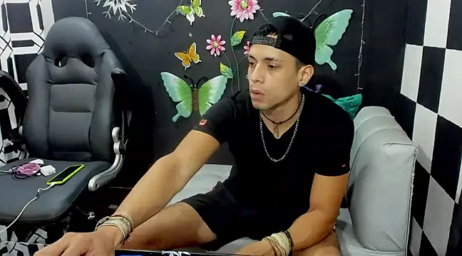 Snapshot of MikeRose94 chatting on February 2025 07:41:02 PM MikeRose94 online show from February 2025 07:41:02 PM