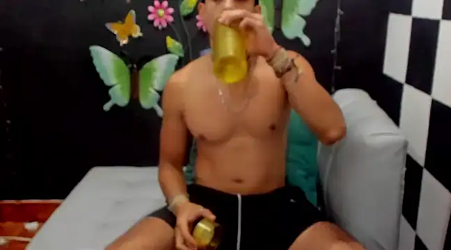 Snapshot of MikeRose94 chatting on February 2025 08:52:02 PM MikeRose94 online show from February 2025 08:52:02 PM