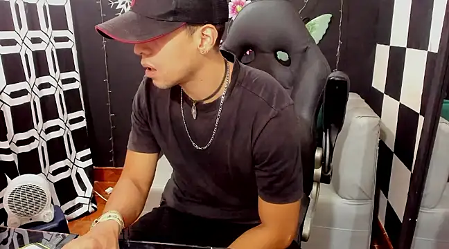 Snapshot of MikeRose94 chatting on February 2025 03:50:02 PM MikeRose94 online show from February 2025 03:50:02 PM