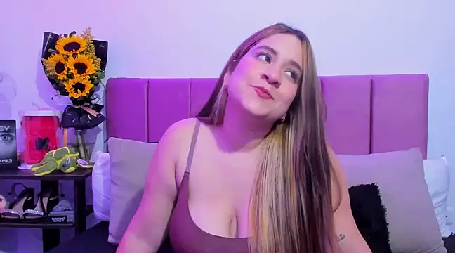 Snapshot of EmmyGray chatting on December 2024 07:39:02 AM EmmyGray online show from December 2024 07:39:02 AM