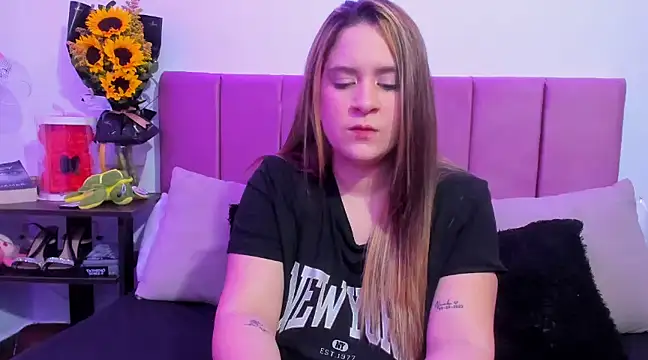 Snapshot of EmmyGray chatting on December 2024 06:33:02 AM EmmyGray online show from December 2024 06:33:02 AM