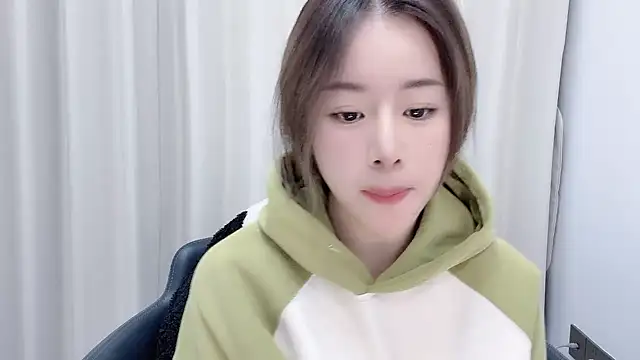 chloe-01 online show from December 2024 12:28:01 PM