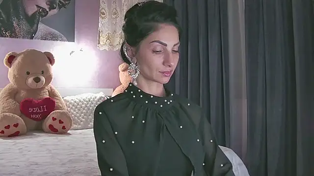 Snapshot of EvelynAisha chatting on November 2025 07:24:01 PM EvelynAisha online show from November 2025 07:24:01 PM