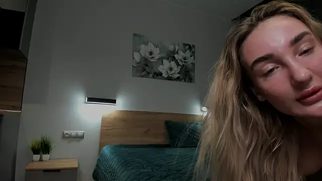 Snapshot of chloewallace chatting on December 2024 10:01:02 PM chloewallace online show from December 2024 10:01:02 PM
