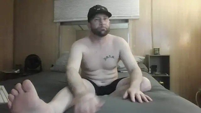 Snapshot of Edward_LongCock chatting on April 2026 06:05:01 AM Edward LongCock online show from April 2026 06:05:01 AM
