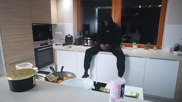 Snapshot of MacTroy chatting on October 2025 06:17:02 PM MacTroy online show from October 2025 06:17:02 PM