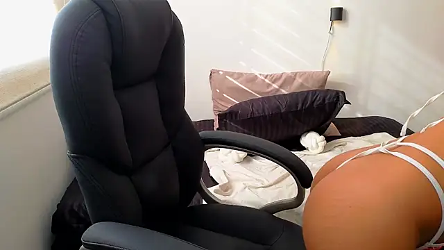 Snapshot of AlessaPears chatting on February 2025 09:20:02 PM AlessaPears online show from February 2025 09:20:02 PM