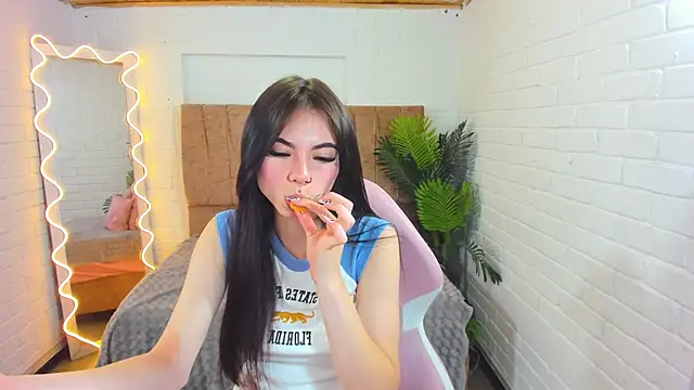 Roxanne tay online show from December 2024 09:00:02 PM