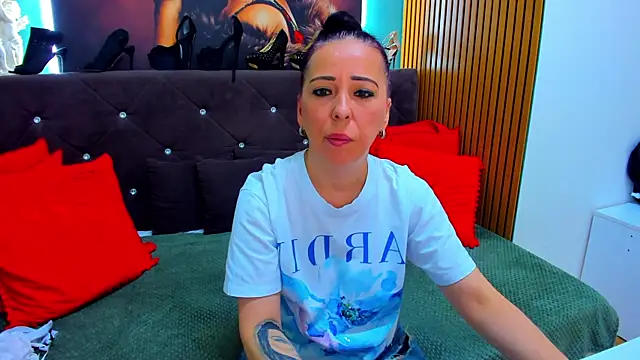 LauraSin online show from May 2026 06:04:02 PM