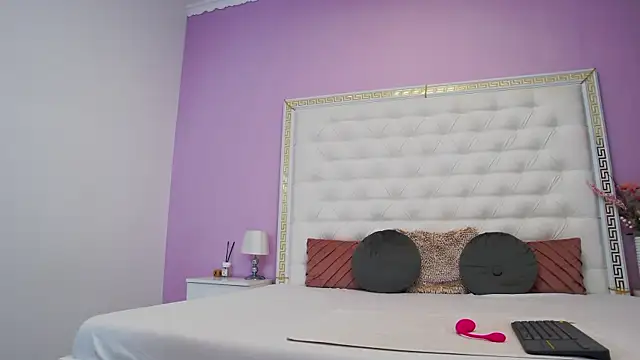 Lenna Paul online show from November 2025 04:57:02 AM