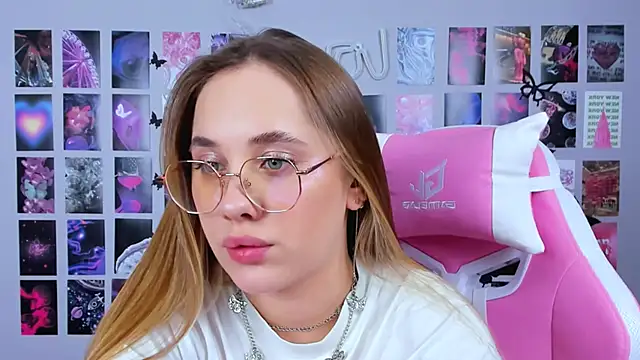 Snapshot of MiaMilas chatting on February 2025 08:11:02 AM MiaMilas online show from February 2025 08:11:02 AM