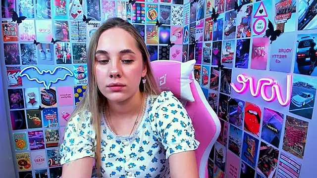 Snapshot of MiaMilas chatting on October 2025 09:07:02 AM MiaMilas online show from October 2025 09:07:02 AM