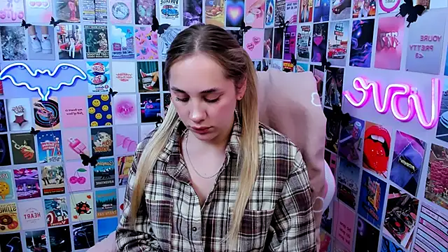 Snapshot of MiaMilas chatting on October 2025 05:10:02 PM MiaMilas online show from October 2025 05:10:02 PM