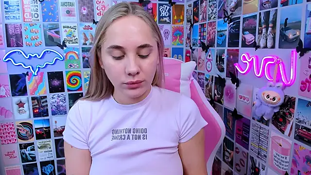 Snapshot of MiaMilas chatting on December 2025 11:38:02 AM MiaMilas online show from December 2025 11:38:02 AM