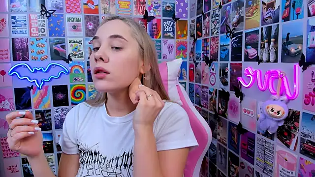 Snapshot of MiaMilas chatting on December 2025 02:57:02 PM MiaMilas online show from December 2025 02:57:02 PM