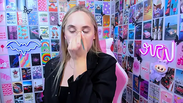 Snapshot of MiaMilas chatting on December 2025 01:52:02 PM MiaMilas online show from December 2025 01:52:02 PM