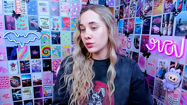 Snapshot of MiaMilas chatting on February 2026 03:43:01 PM MiaMilas online show from February 2026 03:43:01 PM