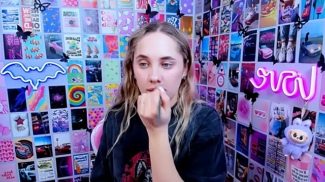 Snapshot of MiaMilas chatting on February 2026 01:54:01 PM MiaMilas online show from February 2026 01:54:01 PM