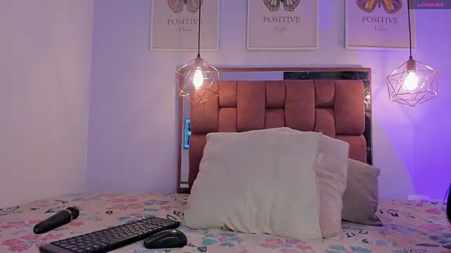 kristakinnky online show from September 2025 01:26:02 PM