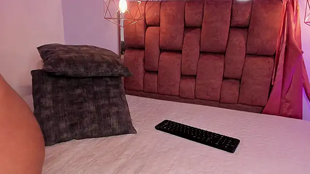 kristakinnky online show from May 2026 12:13:02 PM