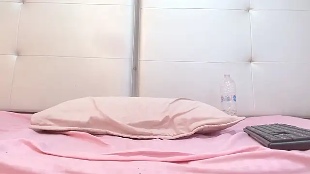 Snapshot of Alisson_Freckles chatting on December 2024 09:00:01 PM Alisson Freckles online show from December 2024 09:00:01 PM