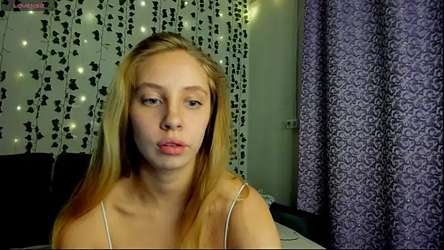 Snapshot of Kitty_Katrine chatting on December 2024 07:21:02 PM Kitty Katrine online show from December 2024 07:21:02 PM