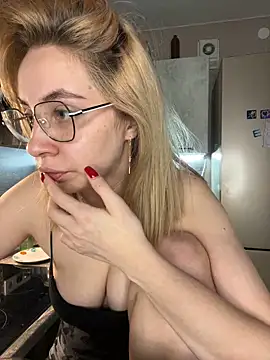 Snapshot of Kitty_Katrine chatting on October 2025 01:37:01 PM Kitty Katrine online show from October 2025 01:37:01 PM