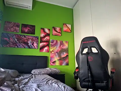 Snapshot of MASTERBULLY chatting on October 2025 10:14:01 AM MASTERBULLY online show from October 2025 10:14:01 AM