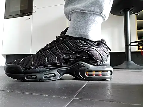 Snapshot of MASTERBULLY chatting on October 2025 12:49:02 PM MASTERBULLY online show from October 2025 12:49:02 PM