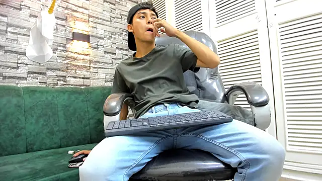 Snapshot of DamiBright chatting on October 2025 06:05:02 PM DamiBright online show from October 2025 06:05:02 PM