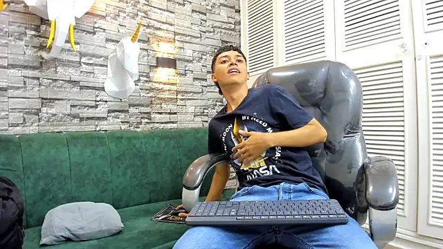 Snapshot of DamiBright chatting on October 2025 05:44:02 PM DamiBright online show from October 2025 05:44:02 PM