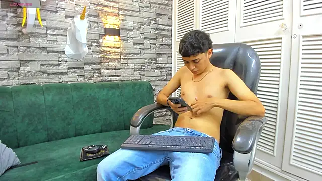 Snapshot of DamiBright chatting on November 2025 05:34:01 PM DamiBright online show from November 2025 05:34:01 PM