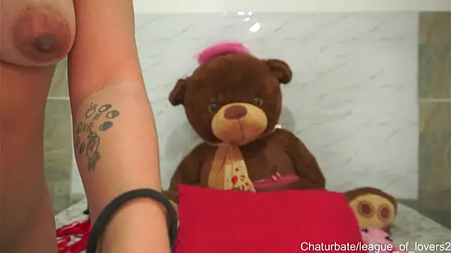 Snapshot of LeagueOfLovers chatting on December 2024 03:30:02 AM LeagueOfLovers online show from December 2024 03:30:02 AM