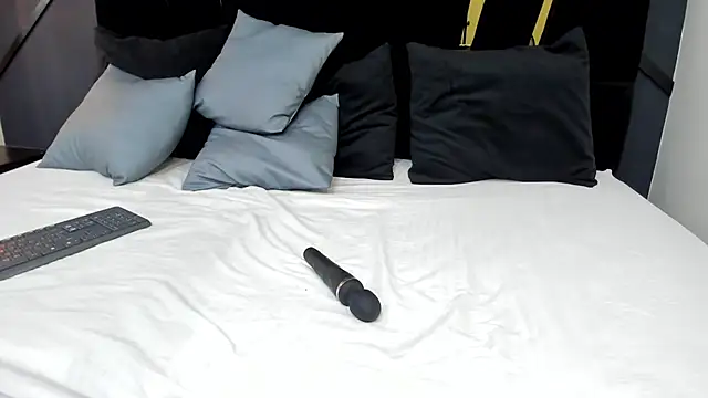 Snapshot of emilie_xx_ chatting on December 2024 08:15:01 PM emilie xx online show from December 2024 08:15:01 PM