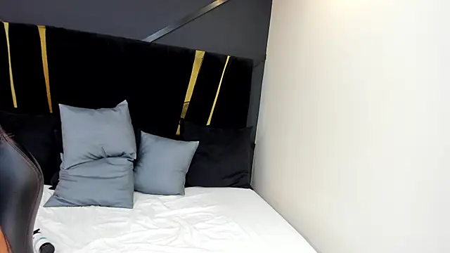 Snapshot of emilie_xx_ chatting on January 2025 08:28:01 PM emilie xx online show from January 2025 08:28:01 PM