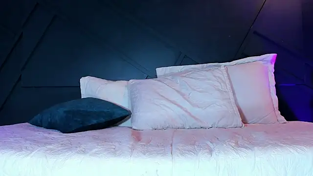 Emilyh  online show from January 2025 04:00:02 PM