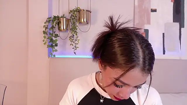 Snapshot of MiaOconner chatting on January 2025 12:56:01 PM MiaOconner online show from January 2025 12:56:01 PM