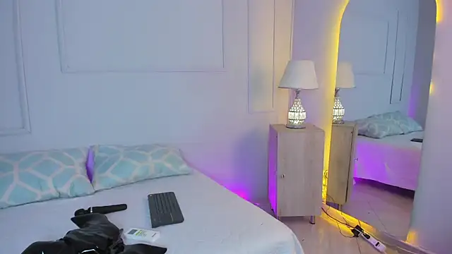 Snapshot of MiaOconner chatting on October 2025 09:24:02 PM MiaOconner online show from October 2025 09:24:02 PM