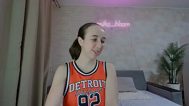 Anika bloom online show from February 2025 04:32:02 AM